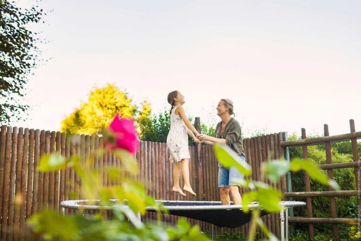 Warum ein Gartentrampolin in keinem Garten mit Kindern fehlen sollte